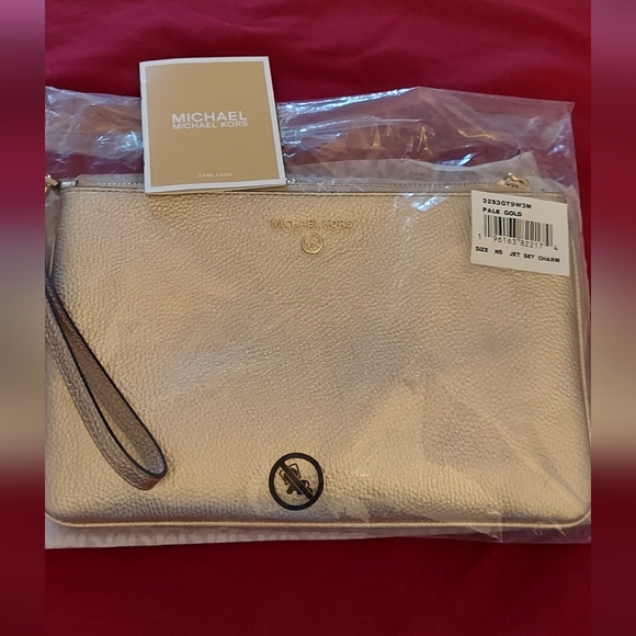 Michael Kors Clutch / Wristlet in Pale Gold leather measurements W 10 1/4 6 1/2 - Picture 4 of 4